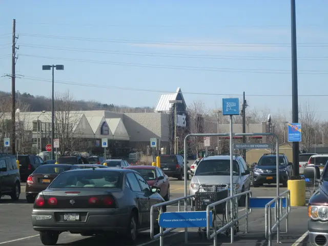 Immagini con il marchio automobilistico Polestar che mostrano il giocatore di football americano...