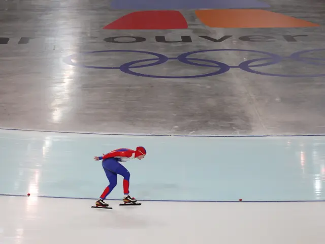 Atleta famoso in tutto il mondo parte per le vacanze sfoggiando un aspetto provocante