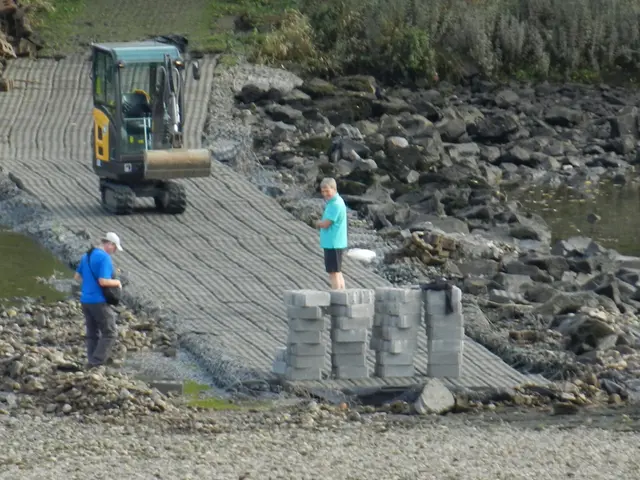 La costruzione del giardino è stata ritardata, ma il giardiniere verrà comunque compensato come...