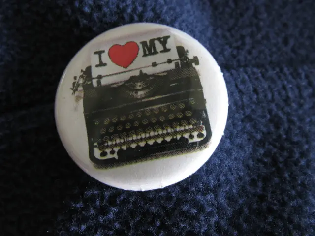 In questa foto sembra un badge con un'immagine di una macchina da scrivere.