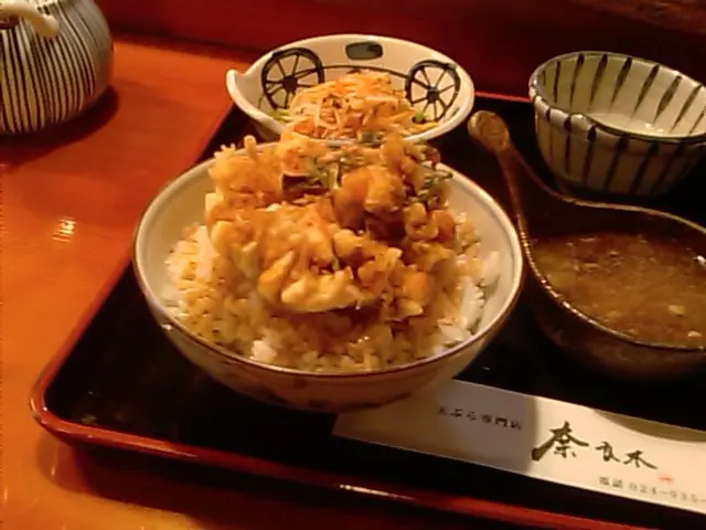 Nel vassoio rosso posso vedere le ciotole. Al centro posso vedere il riso e gli alimenti sulla...