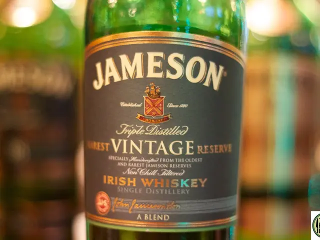 In questa immagine vedo una bottiglia di vino di colore verde e un'etichetta di colore grigio è...