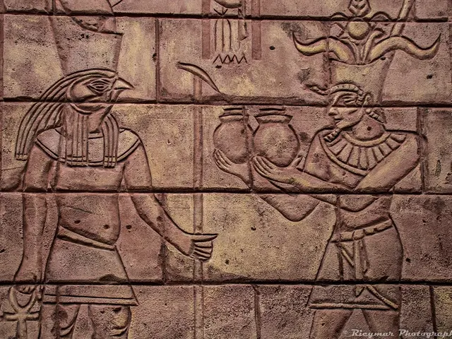 Nella foto si può vedere un muro con alcune sculture antiche.