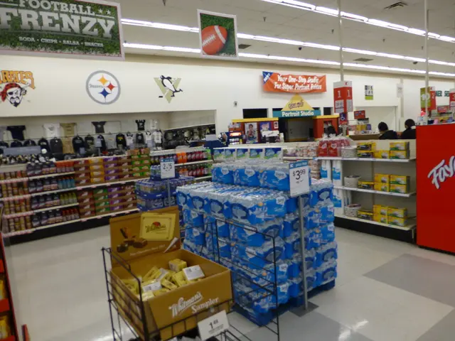 In questa foto ci sono diversi tipi di articoli sugli scaffali, sembra un centro commerciale, ci...