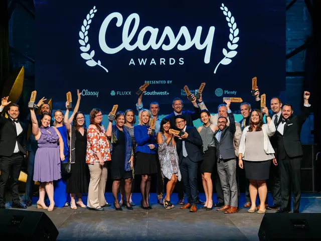 L'immagine mostra un gruppo di persone in piedi sulla parte superiore di un palco, sorridenti e con...
