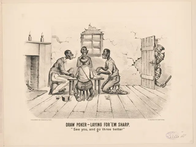 L'immagine mostra un gruppo di persone sedute intorno a un tavolo che giocano a poker, con un muro,...