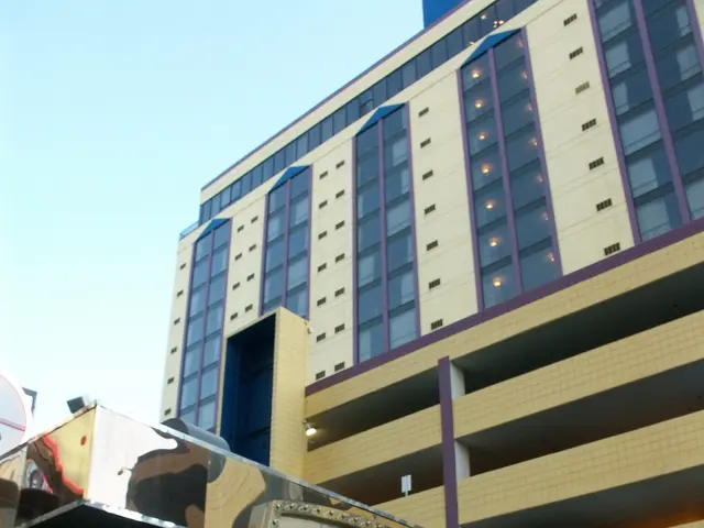 L'immagine mostra il Sands Hotel e Casino di Las Vegas, Nevada. È un edificio grande con finestre...