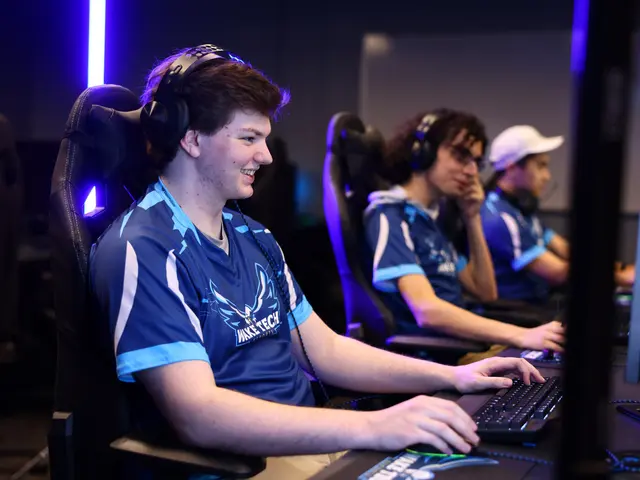 L'immagine mostra un gruppo di giovani uomini seduti a una scrivania di fronte a un computer,...