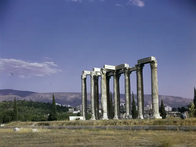 L'immagine mostra il Tempio di Zeus Olympico ad Atene, Grecia. È una struttura maestosa con colonne...
