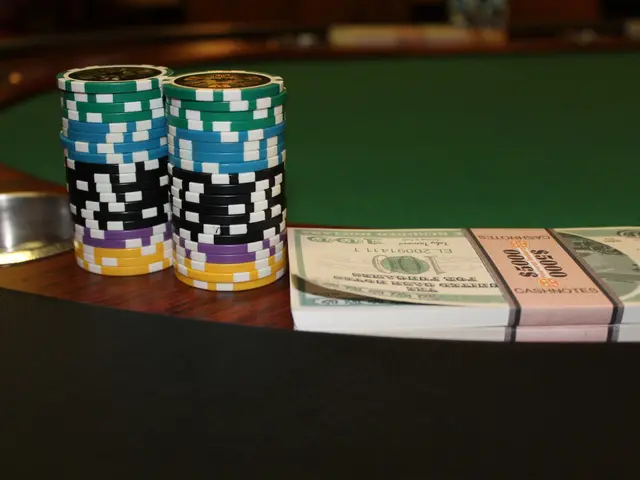 L'immagine mostra un tavolo da poker con una pila di fiches da poker sopra, insieme a alcune...