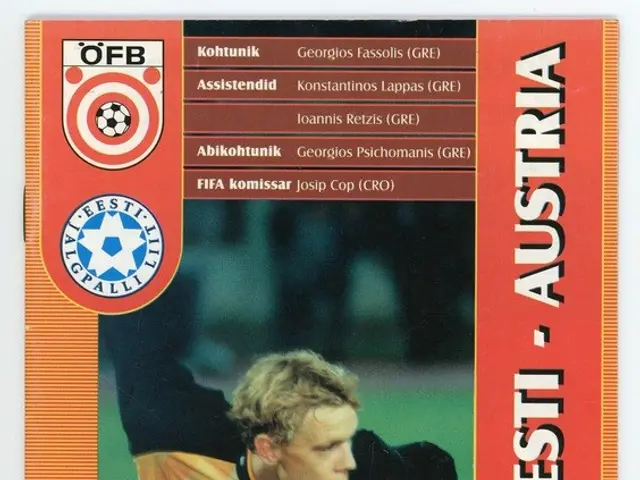 L'immagine mostra una carta da calcio con una foto di un giocatore di calcio. La carta è del...