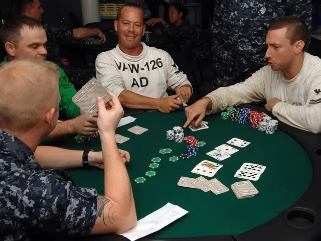 L'immagine mostra un gruppo di uomini seduti intorno a un tavolo che giocano a poker, con monete e...