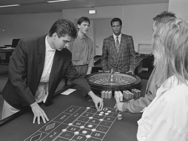 L'immagine mostra un gruppo di persone che giocano a roulette in un casinò. Ci sono quattro persone...