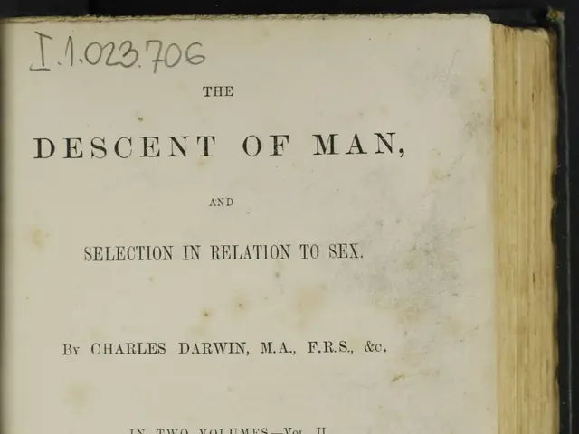 L'immagine mostra un libro con il titolo 'The Descent of Man, and Selection in Relation to Sex'...