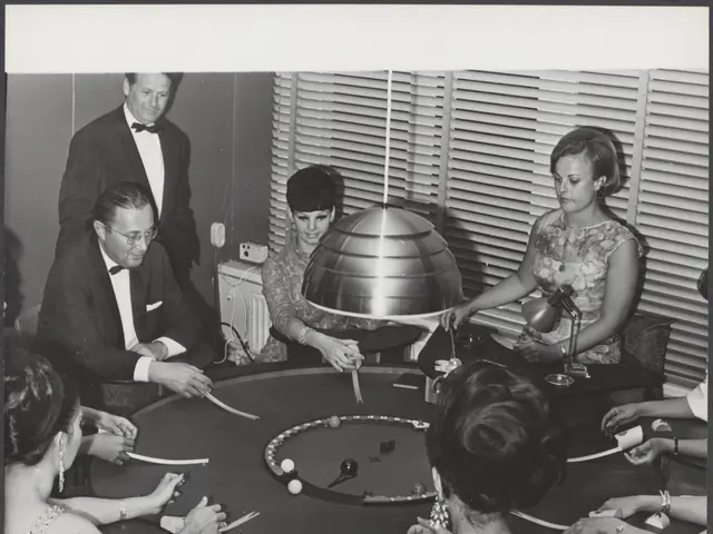 L'immagine mostra un gruppo di persone sedute intorno a un tavolo che giocano a poker. Ci sono...