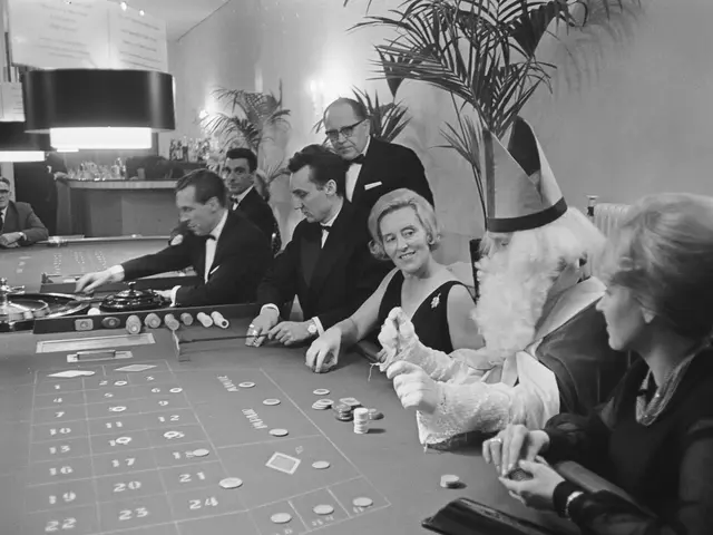 L'immagine mostra un gruppo di persone sedute intorno a un tavolo della roulette in un casinò. Il...