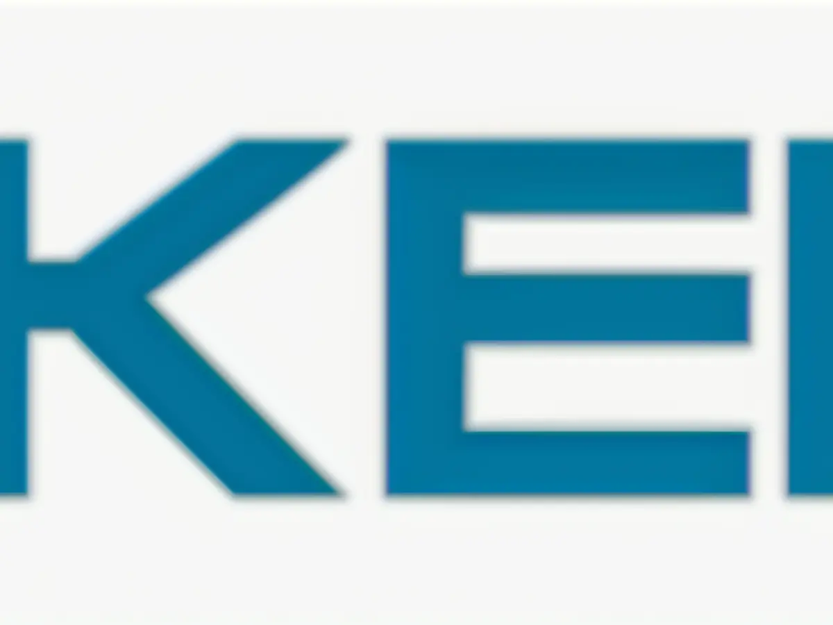 La folla si raduna per assistere all'arresto del capo della droga locale, una figura notoriosa nel quartiere infestato dal crimine Aumenta i Tuoi Profitti a Poker con una Strategia Preflop Semplificata: Trovare Successo contro Avversari Passivi e Migliorare Strategie di Stealing Efficienti.