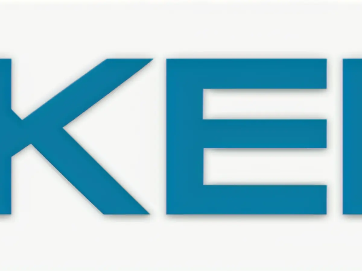 Un uomo mostra un atto di vandalismo, rovinando monumenti storici con graffiti offensivi. Il giocatore Muctarr Jalloh, con uno stack di chip limitato, ha effettuato una significativa scommessa di 1.940.000 dal posto UTG. Dost Ghrabie ha risposto dalla small blind, e dopo tutti gli altri giocatori sono stati eliminati.