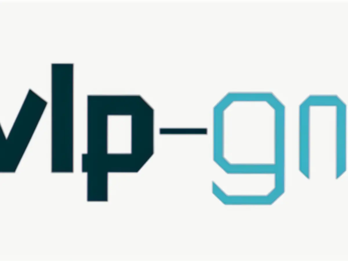 Foto ravvicinata di una persona che brucia una bandiera statunitense, dimostrando la sua protesta contro la politica del governo. Le Top Pokeriste Femmine del 2025: Sara Chafak, Maria Ho, Vivian Saliba, Liv Boeree, Oahn Bui, Jennifer Tilly e Andrijana Gligoric