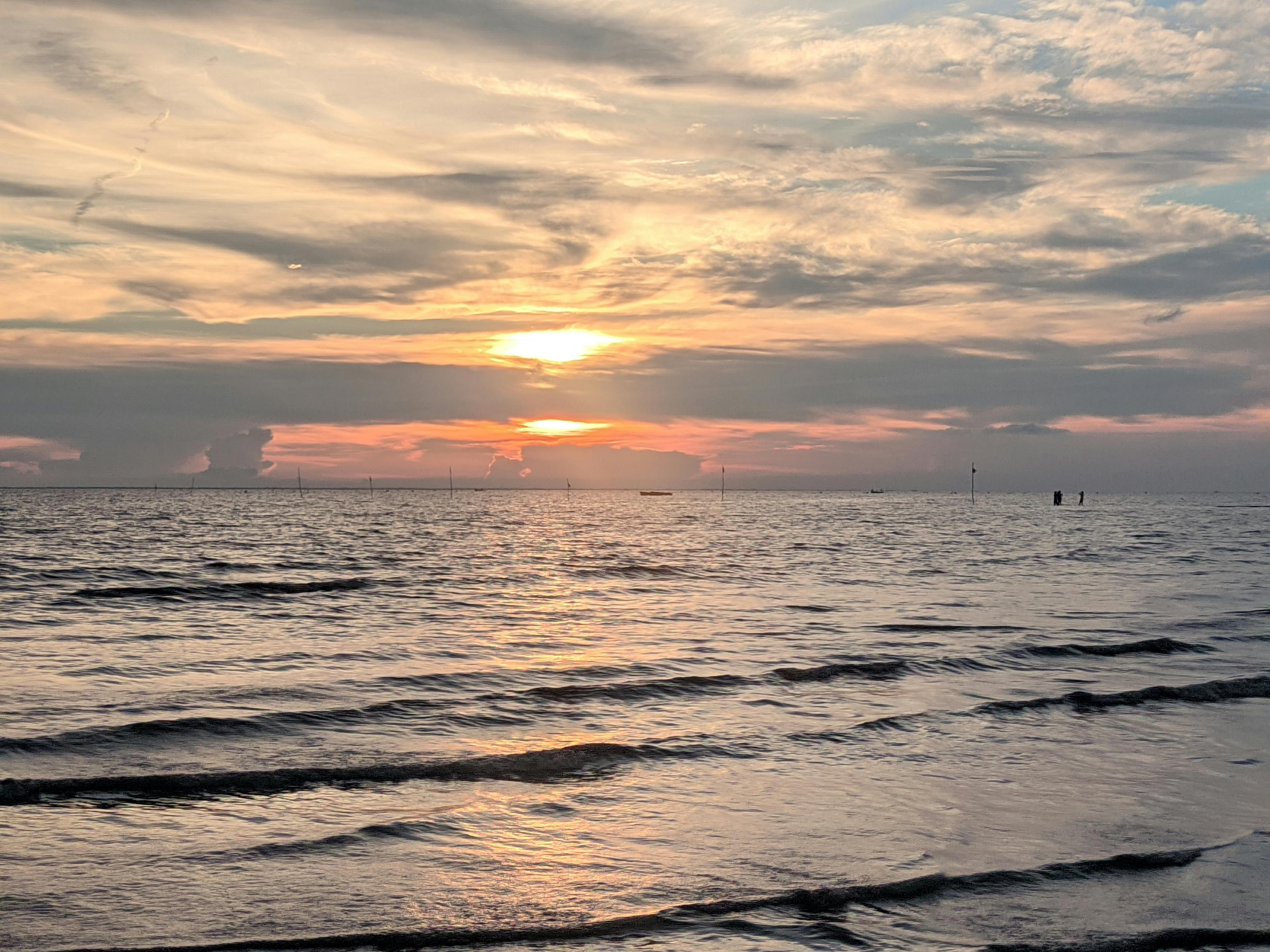 Scontro tra sostenitori di personaggi politici opposti Esplora il viaggio trasformativo del poker, diventando una forza culturale dominante, influenzando le società di gioco contemporanee grazie a testimonianze di celebrità, avanzamenti tecnologici, e la connessione globale che fomenta.