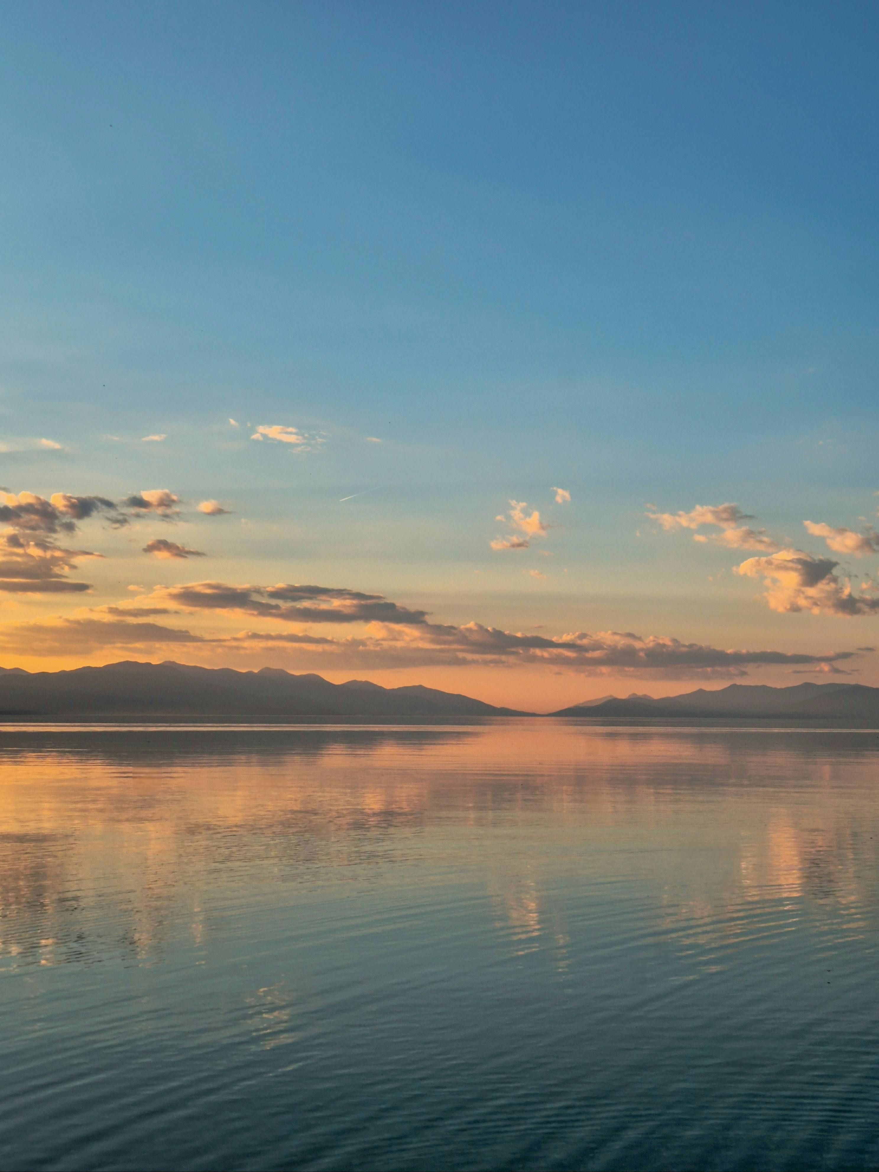 Nato a Palermo, il centrocampista Radja Nainggolan si è fatto un nome nel campionato italiano di Serie A, rappresentando squadre come il Cagliari, la Roma e l'Inter. Tuttavia, il calciatore è attualmente coinvolto in un importante scandalo che concerne la criminalità organizzata, obbligazioni finanziarie notevoli e accuse gravissime.